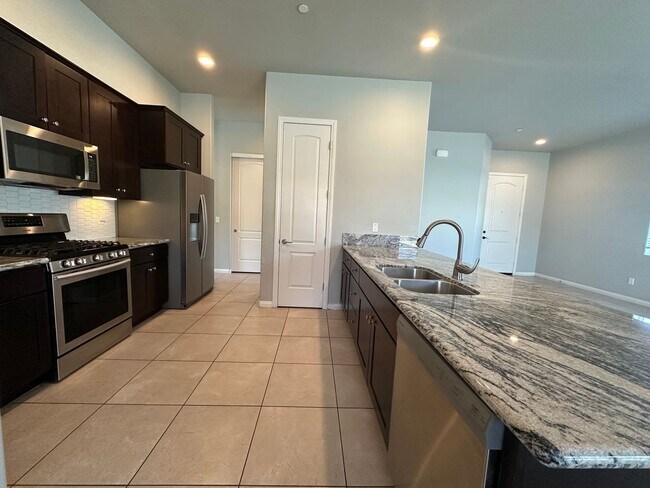 Foto del edificio - AVAILABLE NOW!!!! 4 Bedroom 2 Bathroom Poo...