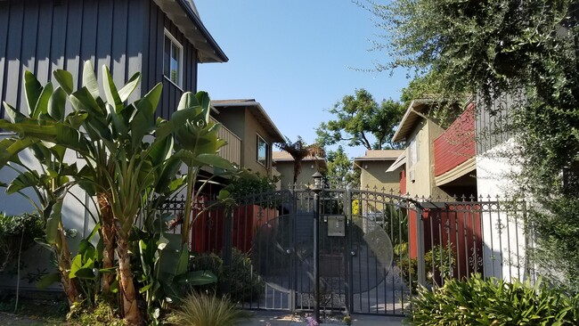 Building Photo - 13449 Moorpark St