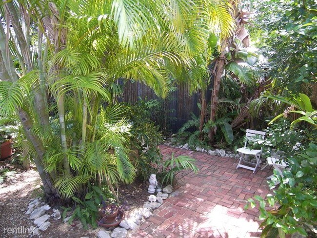 Building Photo - 1118 Varela St