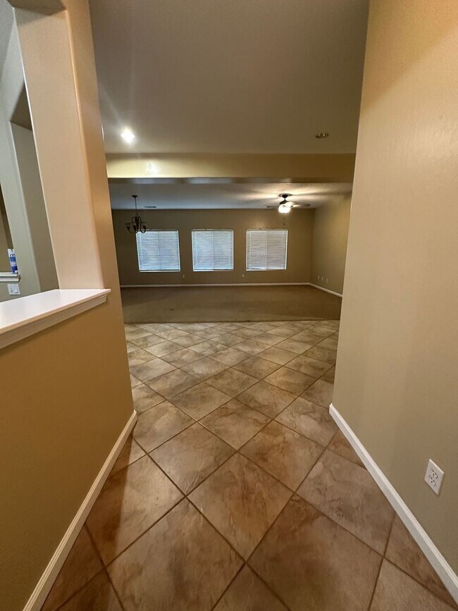 Building Photo - Southwest 4 bedroom