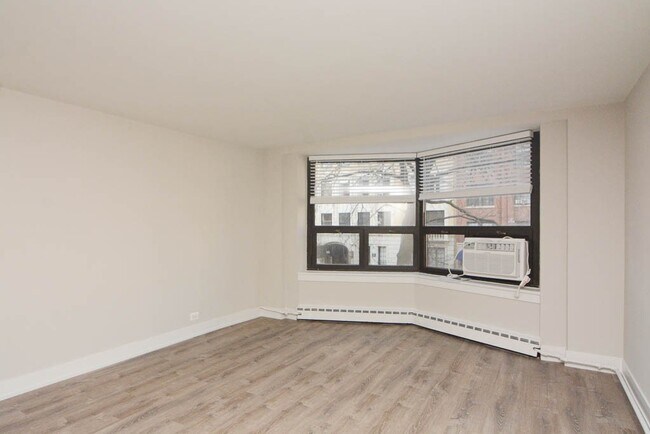 Foto del edificio - 448 W Wellington Ave