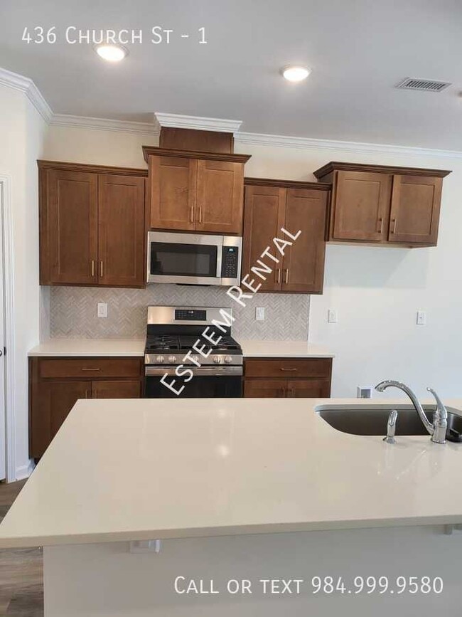 Building Photo - 436 Church St