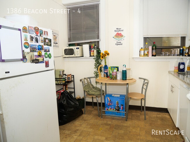 Building Photo - 1386 Beacon St
