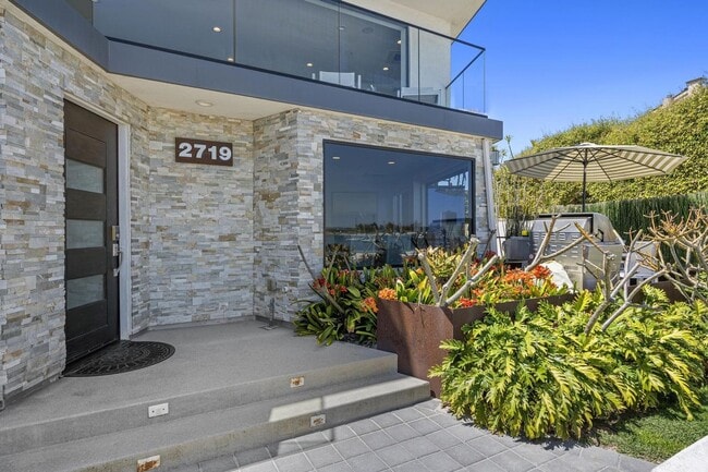 Building Photo - Luxury furnished one Bedroom with bayfront view