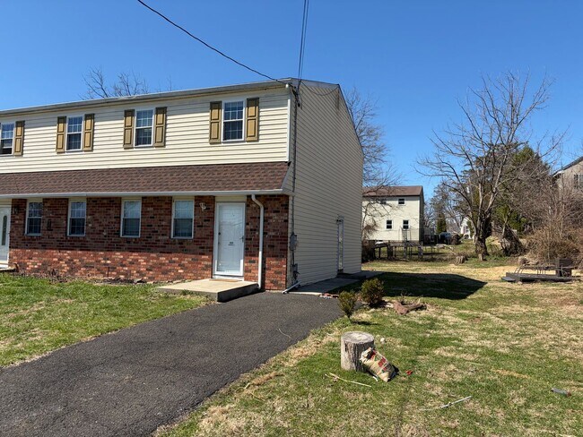 Foto del edificio - Renovated 3 Bed Twin Home for Rent