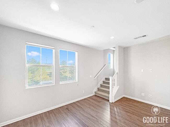 Building Photo - Beautiful 2B/2.5BA Townhouse. NEWER CONSTR...
