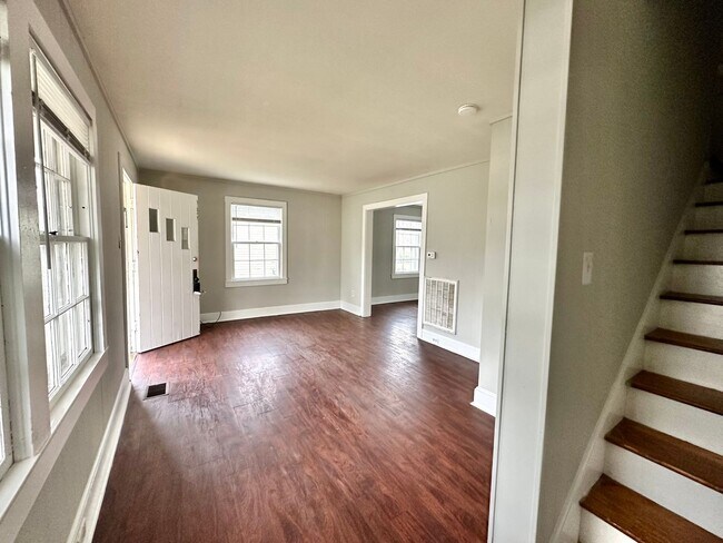 Building Photo - Duplex Townhouse with Huge Yard! Pet Friendly! Close to the Lake!