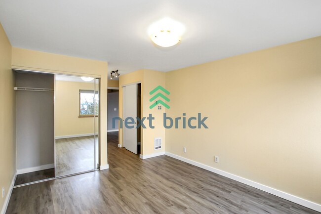 Foto del edificio - Spacious 2-Bedroom, 1-Bathroom Stylish Hom...