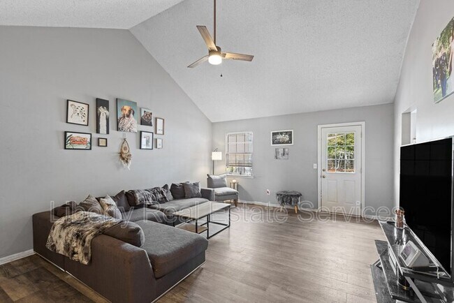 Foto del edificio - 827 Lost Grove Ln