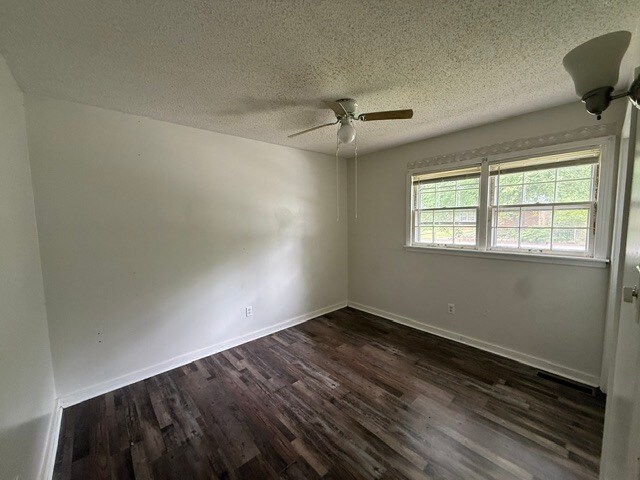 Building Photo - 2634 Oakview Dr