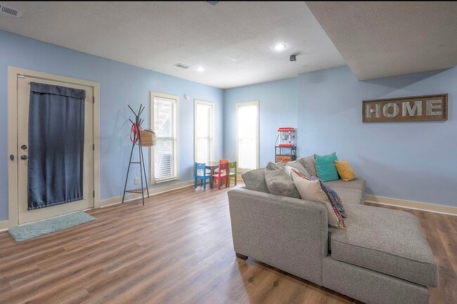 Building Photo - 10111 N Tullis Dr