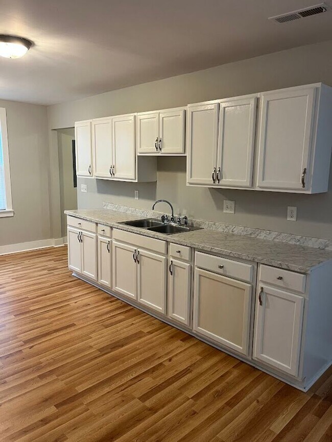 Foto del edificio - Available now. Great, FRESHLY UPDATED 3 BR/2 BA in North Charleston!