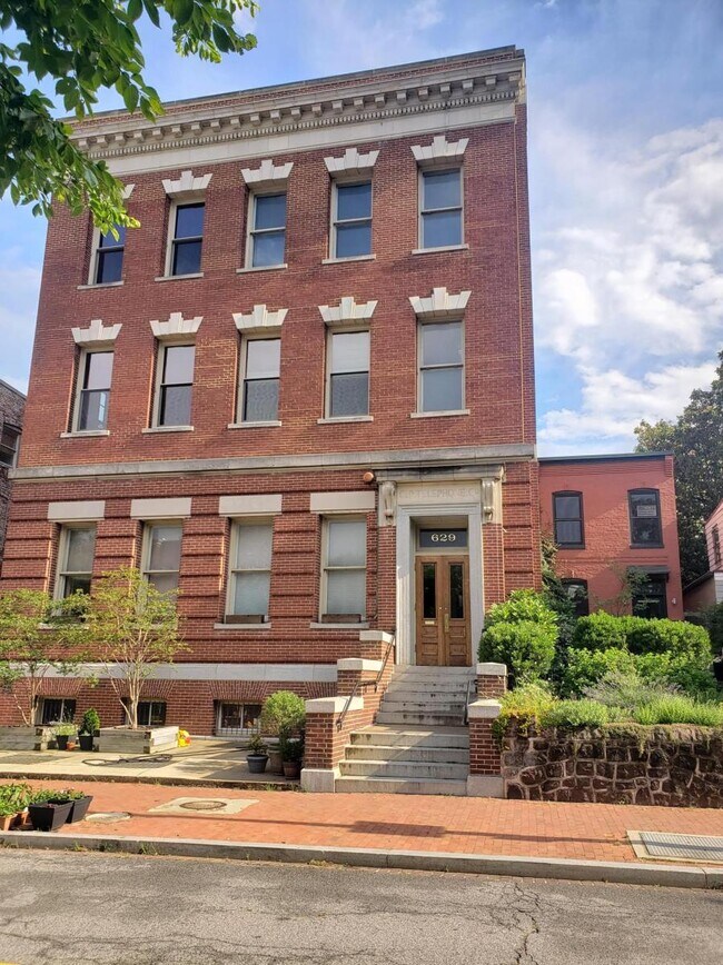Building Photo - 629 Constitution Ave NE