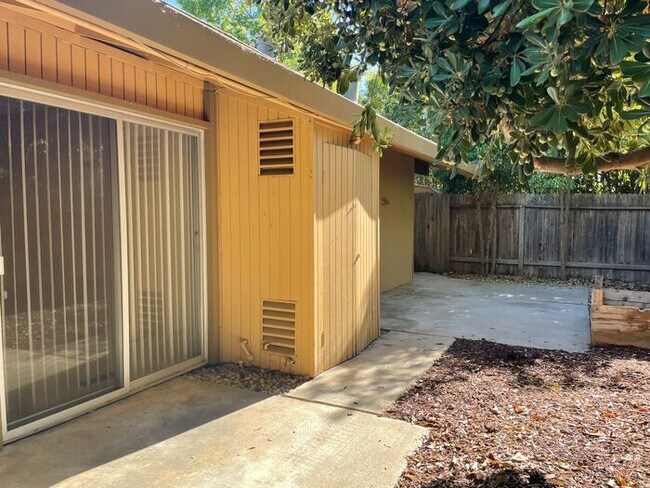 Building Photo - Gorgeous 2 Bed, 2 Bath Patio Home in Arden...