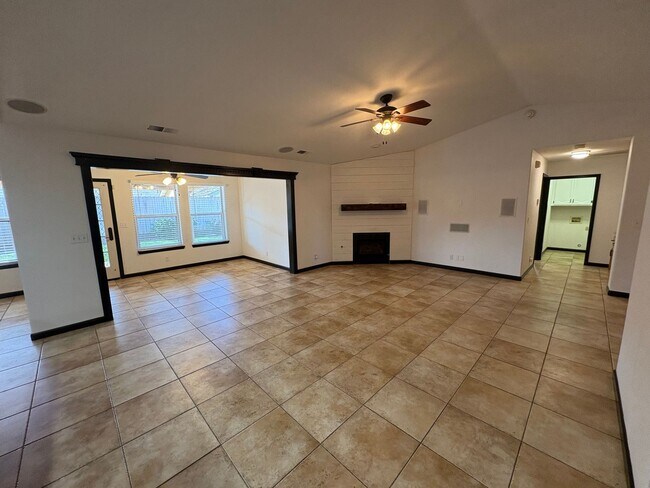 Foto del edificio - NW Visalia Home coming soon!