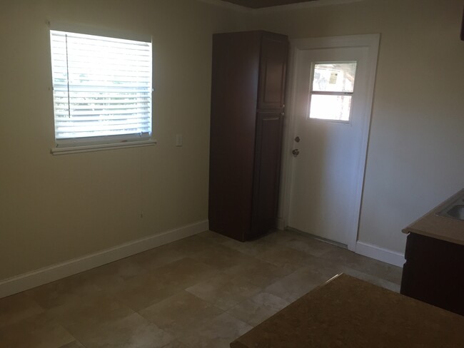 Building Photo - Remodeled 2/1 - Close to Howard and UT