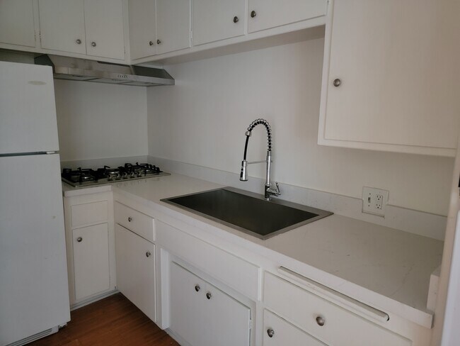 Building Photo - 827 S St Andrews Pl