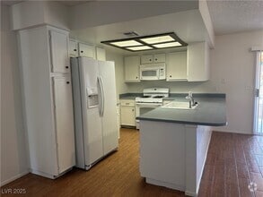 Building Photo - 628 Hidden Valley Dr
