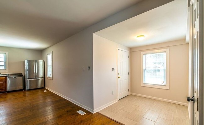 Building Photo - 104 Beacon St