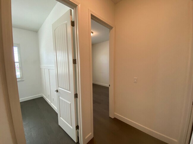 Building Photo - Nice Size Single Story Home