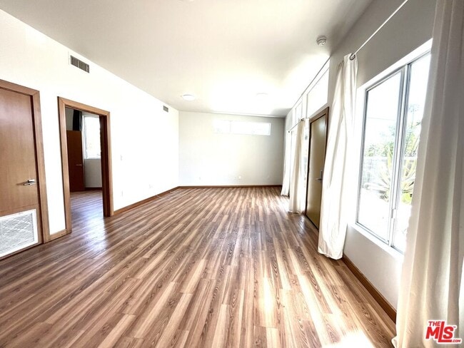 Foto del edificio - 501 N San Vicente Blvd