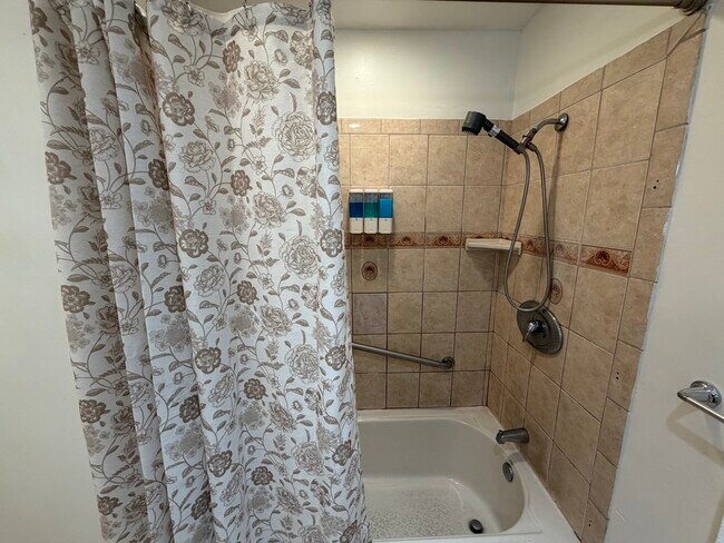 BAÑERA - 3926 W 59th St