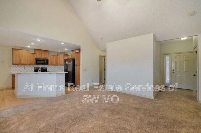 Building Photo - 122 W Sandalwood Ln