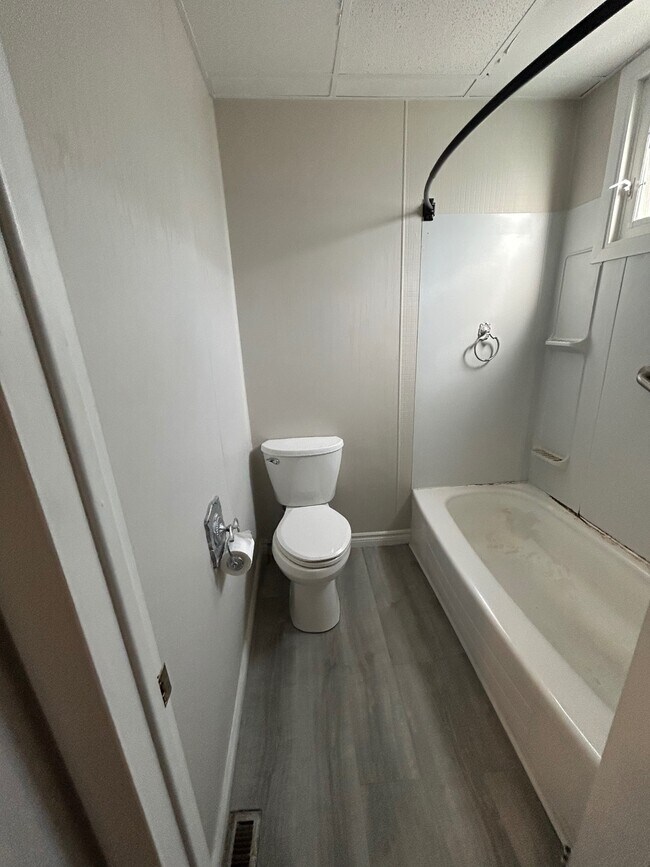 Building Photo - 483 Wellington St