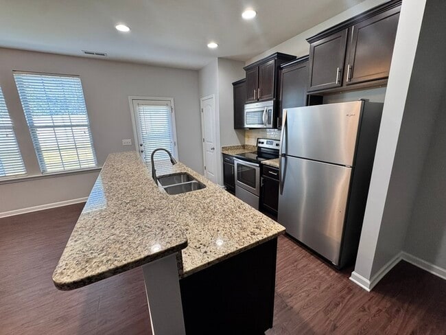 Building Photo - MOVE IN READY! 3 Bed 2.5 Bath Town Home