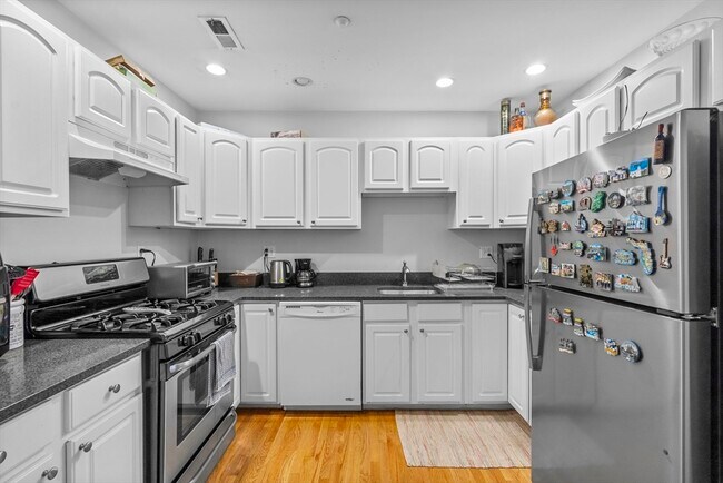 Foto del edificio - 320 W Broadway