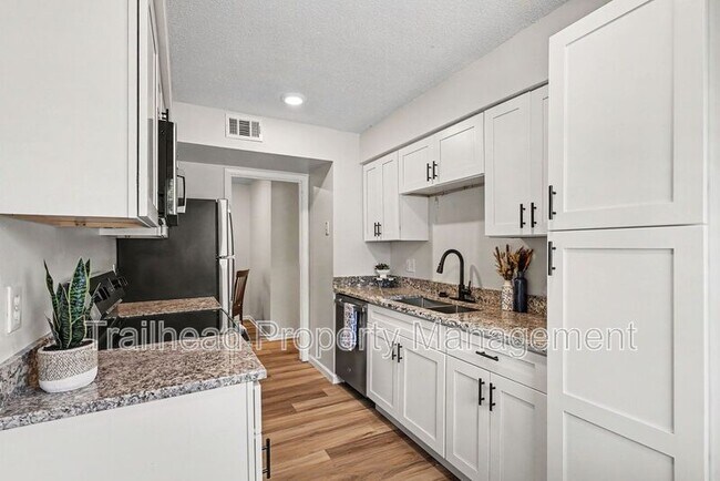 Foto del edificio - 8455 Robinson St
