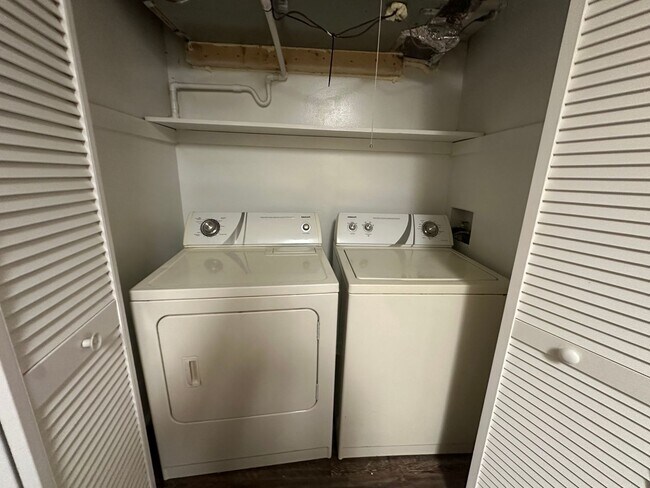 Foto del edificio - Take a look at this 2-bedroom, 1.5-bathroom!