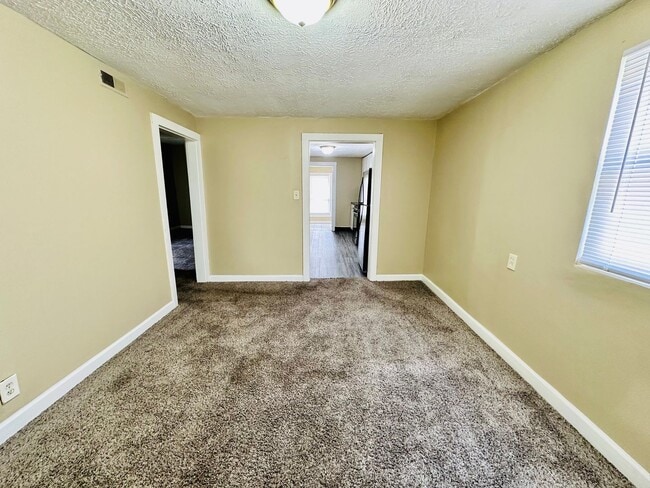 Building Photo - 824 Brentwood Ave