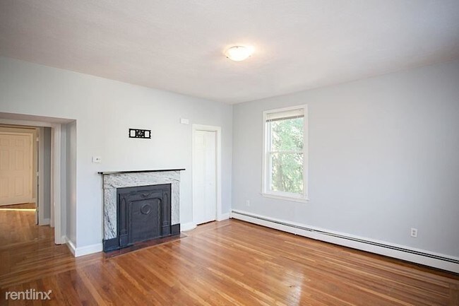 Building Photo - 3 br, 1 bath  - 15 Munroe St # 1