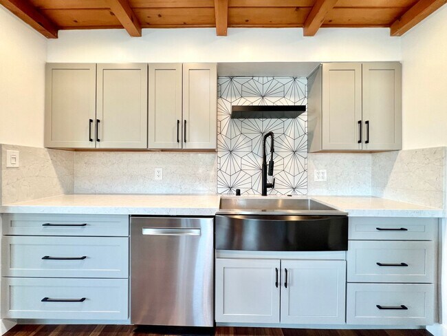 Foto del edificio - Delightful 3BD/2BA Home with Fruit & Veggie Garden, Back Patio, Solar & In-Unit Laundry
