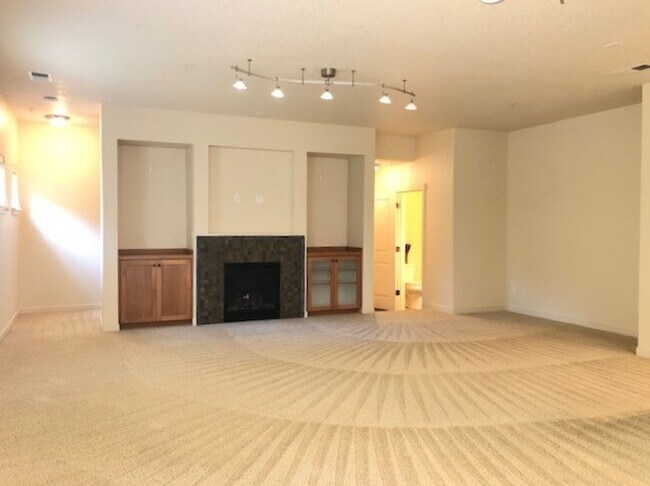 Foto del edificio - Beautiful Hillsboro Townhome- Gourmet Kitchen, Master Suite w/ Full Bath, Garage!