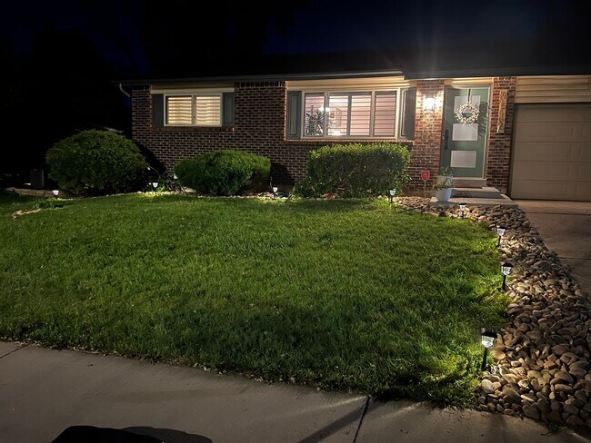 Building Photo - Stunning 5 Bedroom in the Coveted Kipling ...