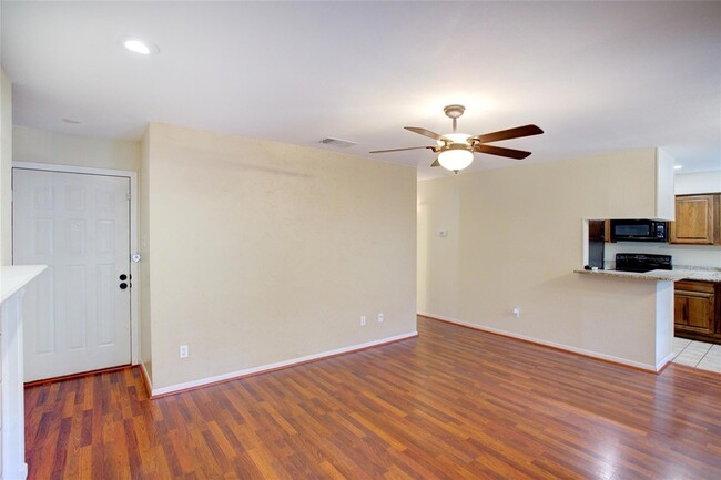 Foto del edificio - 1304 Harwell Dr
