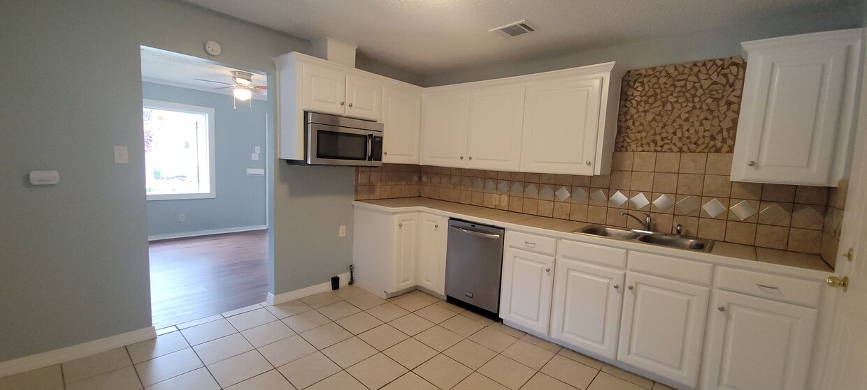 Foto principal - Beautiful, updated 2 bedroom rental!