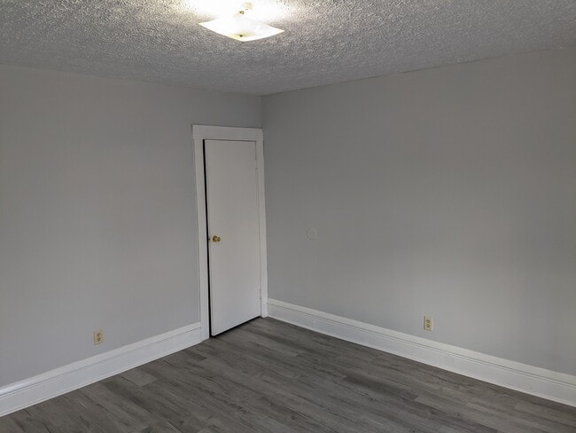 Building Photo - 1047 Oakwood Ave
