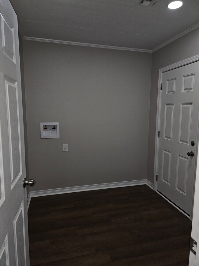 Building Photo - Available Now! RENT SPECIAL!