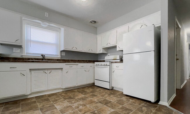 Building Photo - 5747 N 93rd St