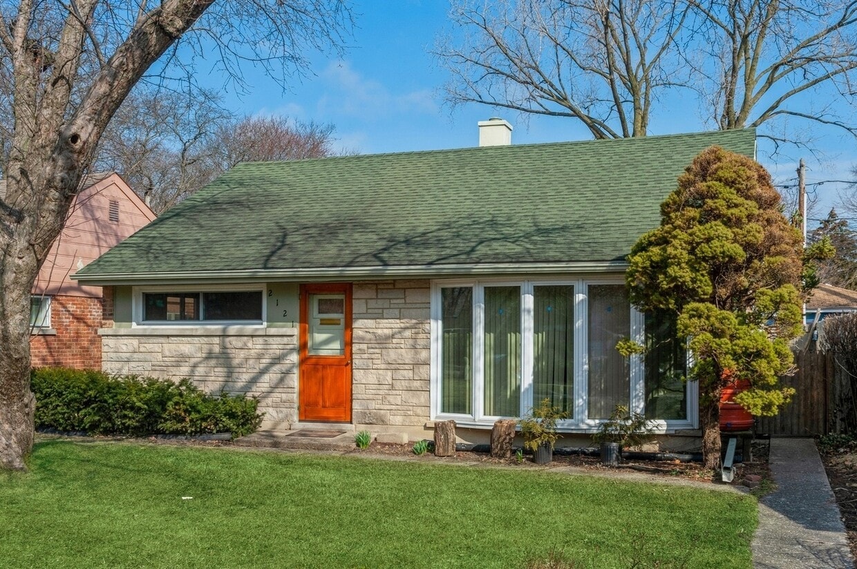Primary Photo - 2121 Washington St