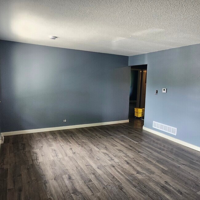 Building Photo - 2214 Girard Ave