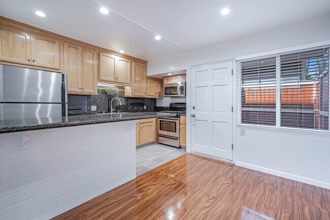 Cocina y puerta trasera - 275 S Church Ln