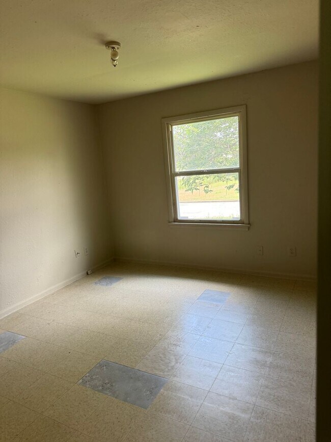 Building Photo - Section 8 Approved... Nice 3 bedroom Home!