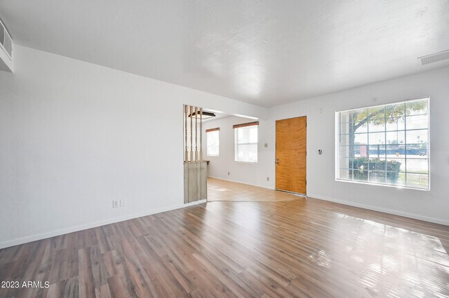 Foto del edificio - 328 W Oakland St