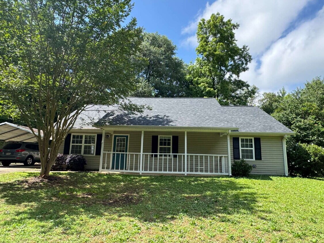 Primary Photo - Spacious 3 Bed / 2 Bath Ranch in Establish...