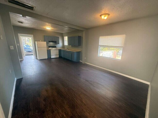 Building Photo - Beautiful Remodeled 4/1 Single Family Home in Lakeland