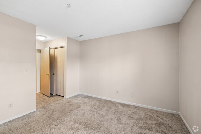 2BR, 2BA - 700SF - Primary Bedroom - BayOak